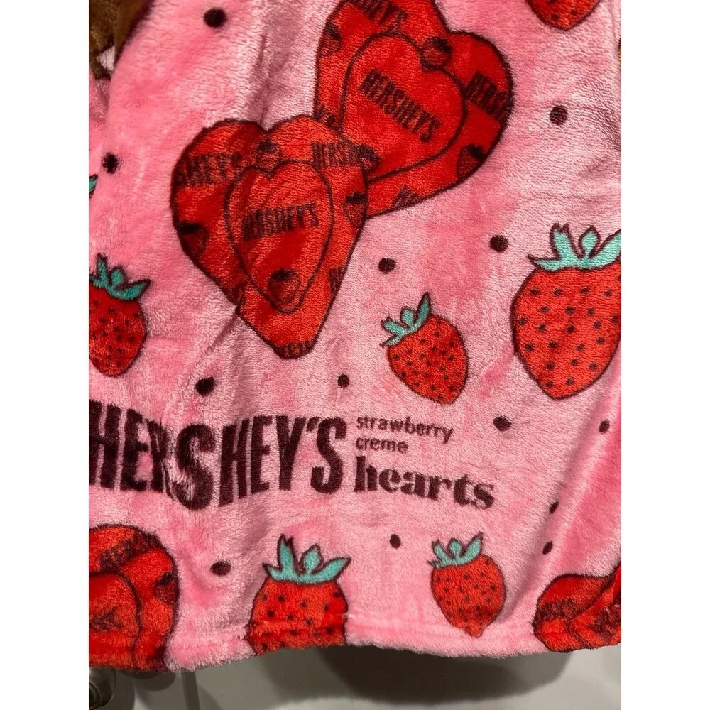 Viral Hersey’s Valentine Blanket “Strawberry Crème Hearts